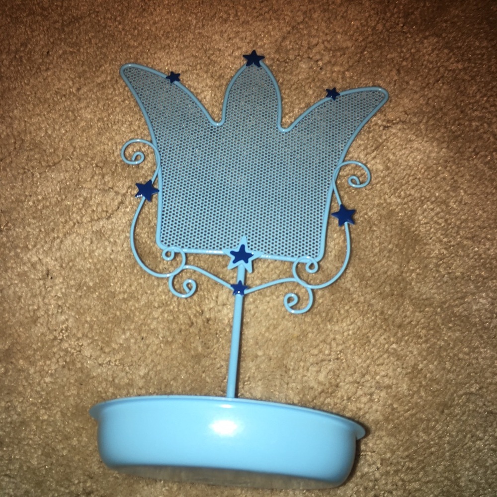 Earring stand: blue metal